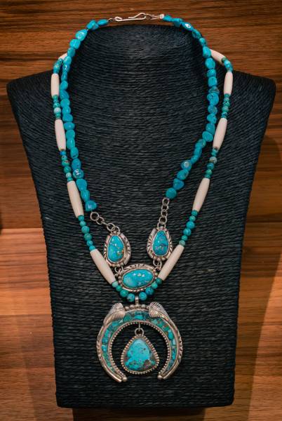 Vente de colliers amérindiens en pierres HARPO conçus aux Etats-Unis (USA) à la galerie à Tassin la Demi Lune proche de Lyon